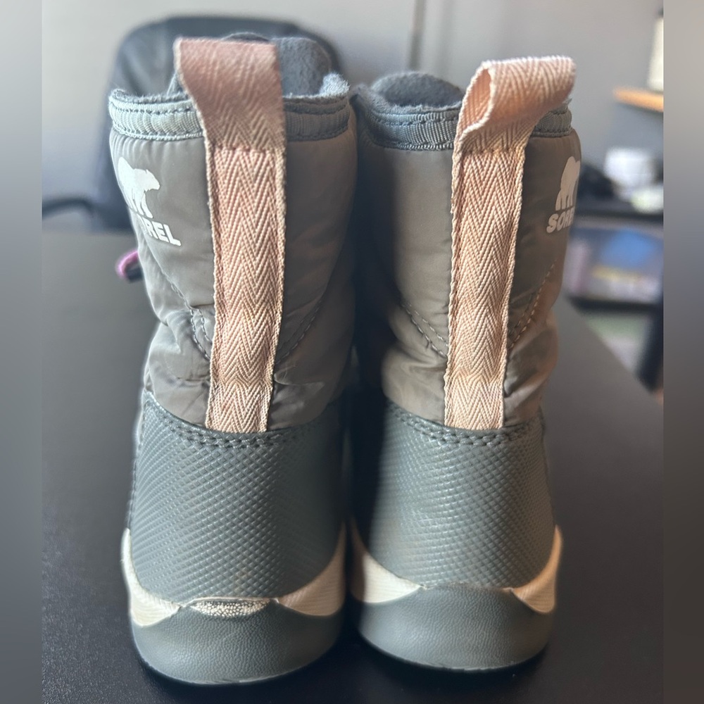 Sorel Kids‎ Boots in Gray with Pink Laces - Picture 3 of 7